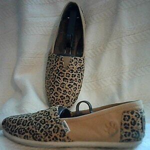 TOMS Tan Jaguar Spotted Alpargatas Size 8